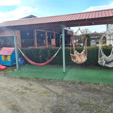 ホテル Cazare Turism Prislop Haţeg エクステリア 写真